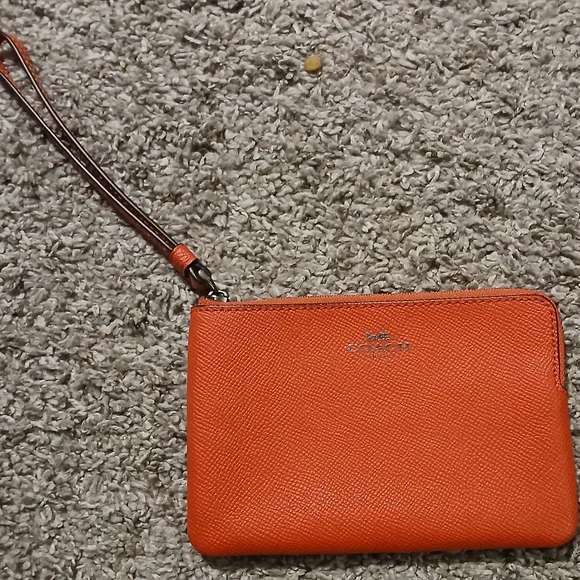 ❤️ Coach Red Leather Wristlet | Classic Zip Pouch | Timeless & Chic ❤️ - Picture 7 of 8